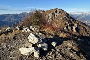 59 In vetta al Castel Regina (1424 m) con vista in Foldone